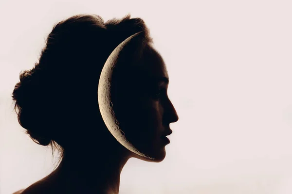 Bella donna profilo silhouette ritratto con la luna nella sua testa. Concetto di femminismo. — Foto Stock