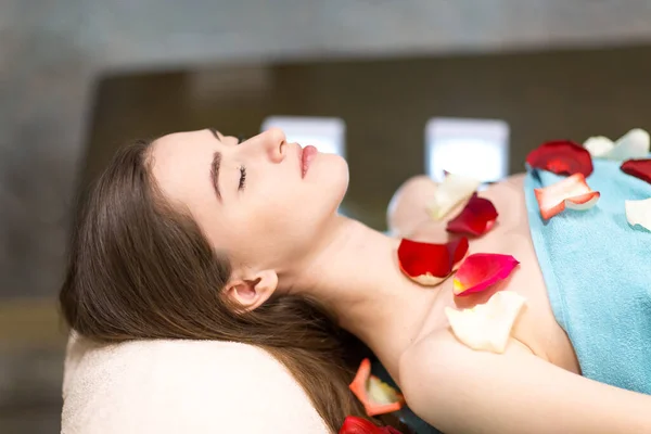 Young beautiful woman relaxing in beauty spa after massage — Stock Photo, Image