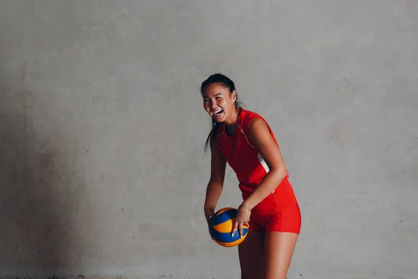 Wanita muda tersenyum pemain bola voli dengan bola — Stok Foto