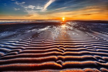 Nehirde gün batımı, güzel dramatik gökyüzü 