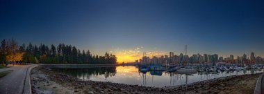 üzerinde şehir, dramatik gökyüzü günbatımı 