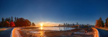 Nehirde gün batımı, güzel dramatik gökyüzü 