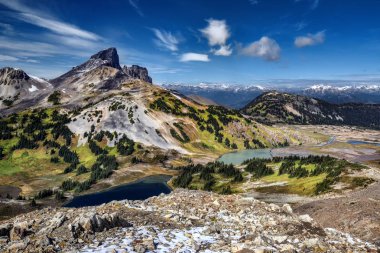 güzel doğa manzara dağlar ve nehir ile 