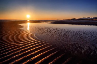 Nehirde gün batımı, güzel dramatik gökyüzü 