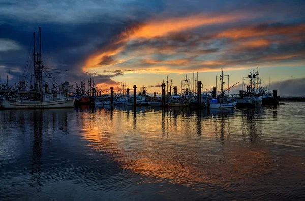 Nehirde gün batımı, güzel dramatik gökyüzü 