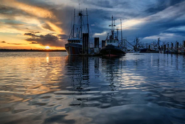 Nehirde gün batımı, güzel dramatik gökyüzü 