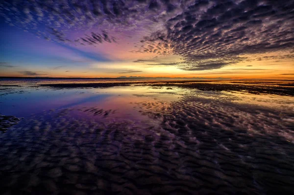 Nehirde gün batımı, güzel dramatik gökyüzü 