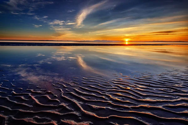 Puesta Sol Río Hermoso Cielo Dramático —  Fotos de Stock