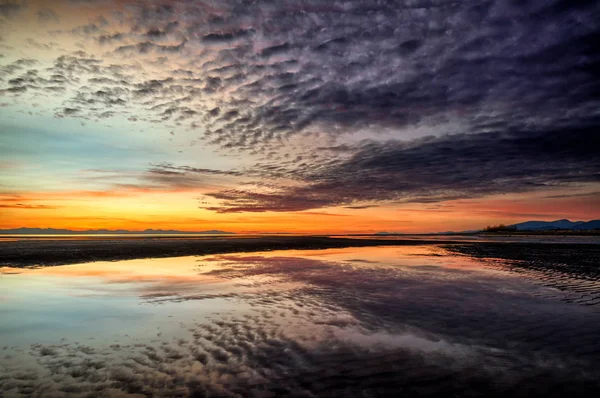 Zonsondergang Rivier Prachtige Dramatische Hemel — Stockfoto