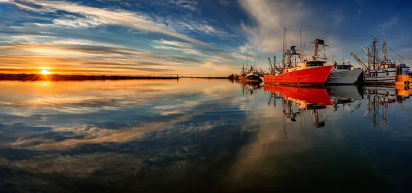 Tramonto Sul Fiume Bel Cielo Drammatico — Foto Stock