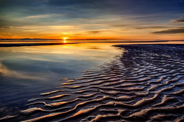 Nehirde gün batımı, güzel dramatik gökyüzü 