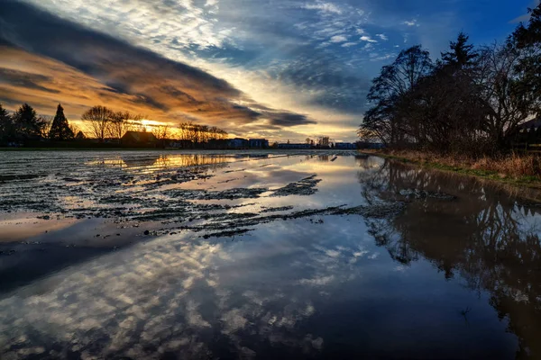 Pôr Sol Rio Belo Céu Dramático — Fotografia de Stock