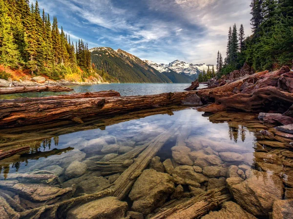 güzel doğa manzara dağlar ve nehir ile 