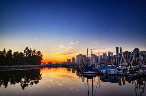 üzerinde şehir, dramatik gökyüzü günbatımı 