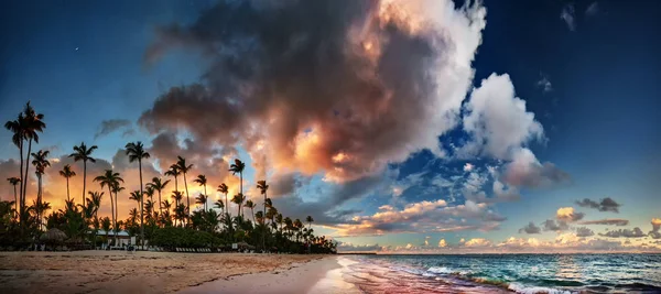 Δραματική Βραδινό Ουρανό Πάνω Από Την Αμμώδη Παραλία — Φωτογραφία Αρχείου