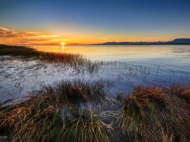 Nehirde gün batımı, güzel dramatik gökyüzü 