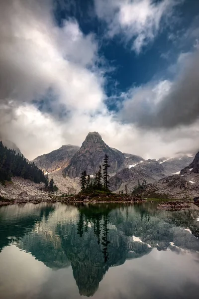 Lindo lago nas montanhas — Fotografia de Stock
