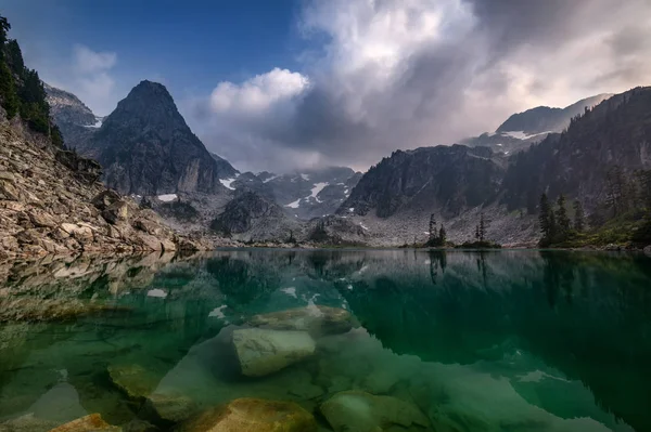 Schöner See in den Bergen — Stockfoto