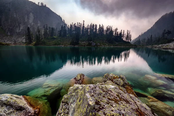 산속의 아름다운 호수 — 스톡 사진