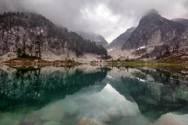Prachtig meer in de bergen — Stockfoto