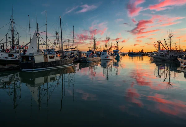 Puesta Sol Río Hermoso Cielo Dramático —  Fotos de Stock