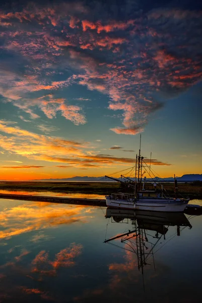 Zonsondergang Rivier Prachtige Dramatische Hemel — Stockfoto