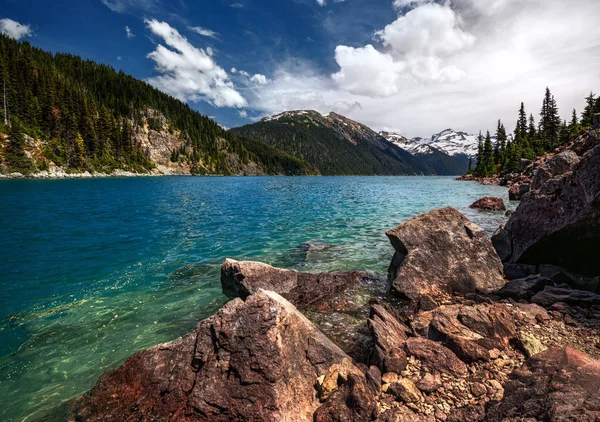 Hermoso lago en las montañas — Foto de Stock