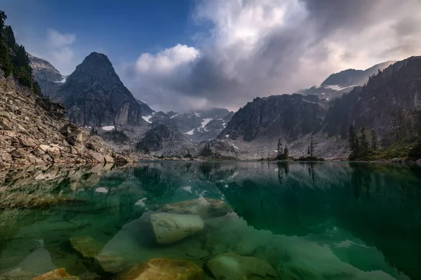 Schöner See in den Bergen lizenzfreie Stockbilder