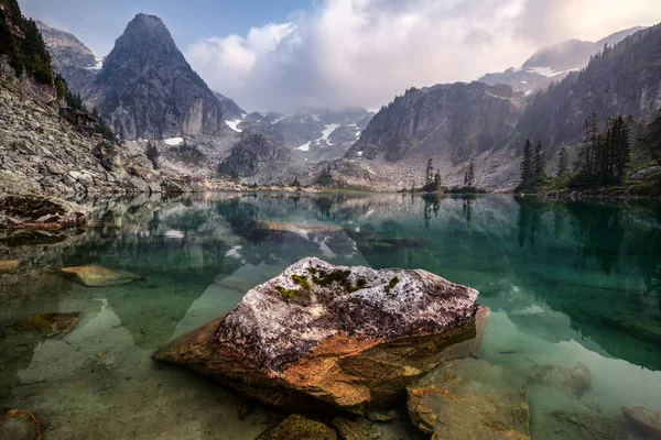 Schöner See in den Bergen lizenzfreie Stockfotos