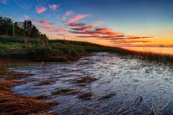 Sonnenuntergang Fluss Schöner Dramatischer Himmel lizenzfreie Stockfotos