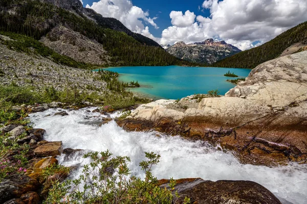 Bellissimo lago in montagna Foto Stock