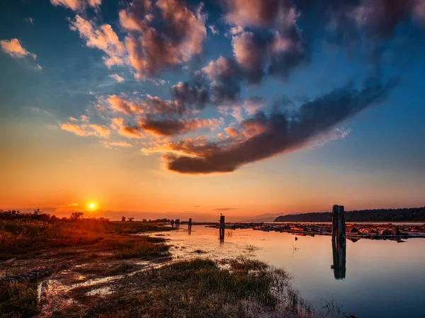 Sonnenuntergang Fluss Schöner Dramatischer Himmel lizenzfreie Stockbilder