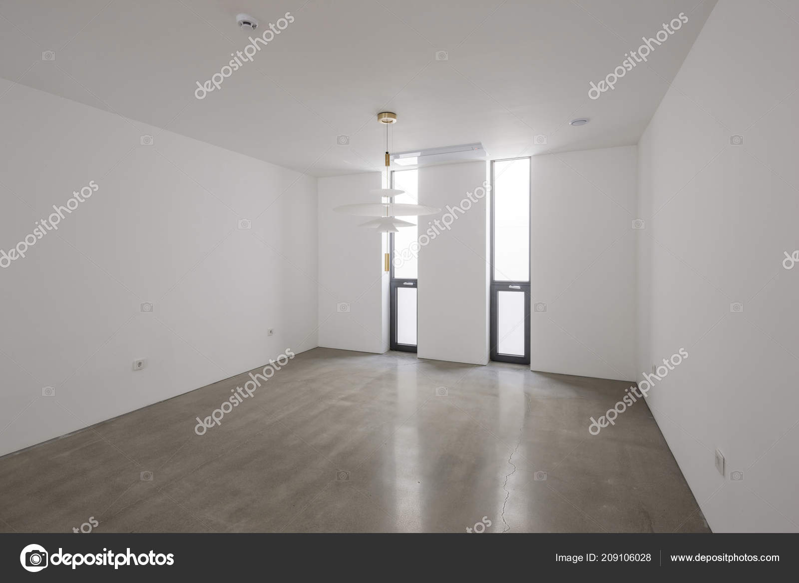 Illuminazione Da Ufficio Soffitto : Ufficio vuoto con illuminazione soffitto interno bianco u2014 foto stock