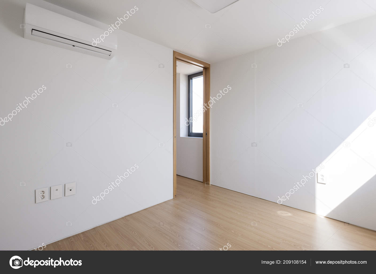 Porte Coulissante Bois Dans Intérieur Blanc Photographie