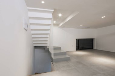 Beyaz iç, ahşap merdiven.