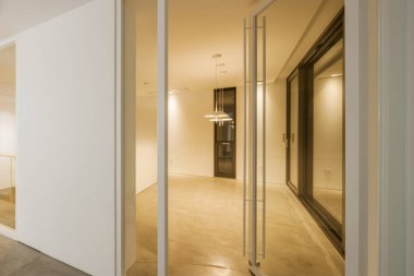 ışıkta beyaz iç tavan ile boş oda.