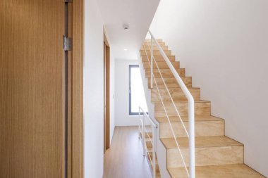 beyaz boşluk içinde ahşap merdiven