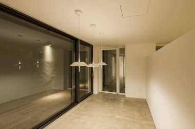 Office ile beyaz bir iç ahşap mobilya.