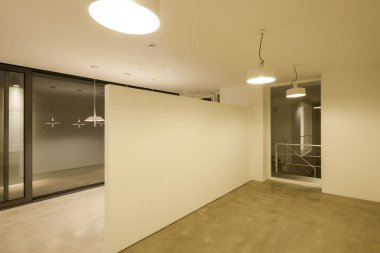 Office ile beyaz bir iç ahşap mobilya.