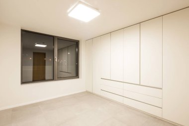 beyaz bir beyaz iç gardıropta 