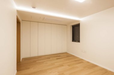 beyaz bir beyaz iç gardıropta 