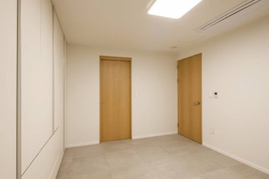 ahşap sürgülü kapı, pencere beyaz iç 