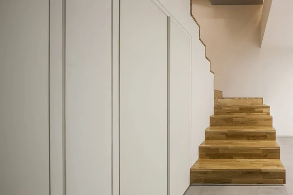Escada Madeira Com Roupeiro Interior Branco — Fotografia de Stock