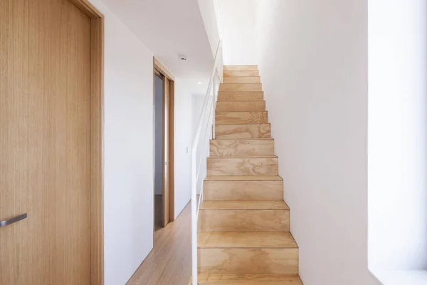 Holztreppe Weißen Inneren — Stockfoto