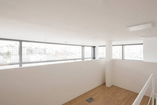 小さい屋根部屋 白い部屋の窓 — ストック写真