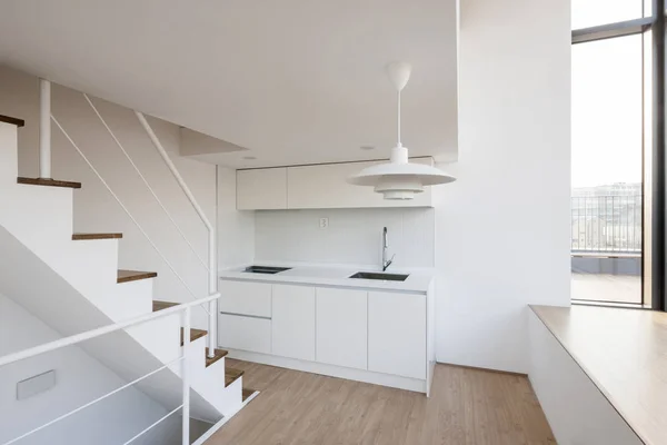 Het Panorama Van Kleine Keuken Een Wit Interieur — Stockfoto