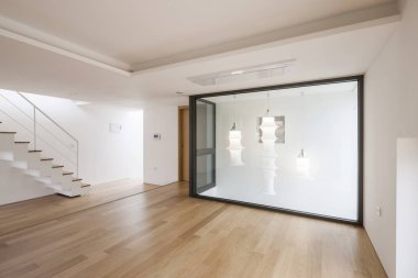 merdiven, ahşap zemin ile beyaz boş oturma odası.