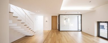 merdiven, ahşap zemin ile beyaz boş oturma odası.