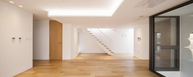 merdiven, ahşap zemin ile beyaz boş oturma odası.