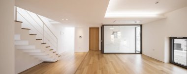 merdiven, ahşap zemin ile beyaz boş oturma odası.